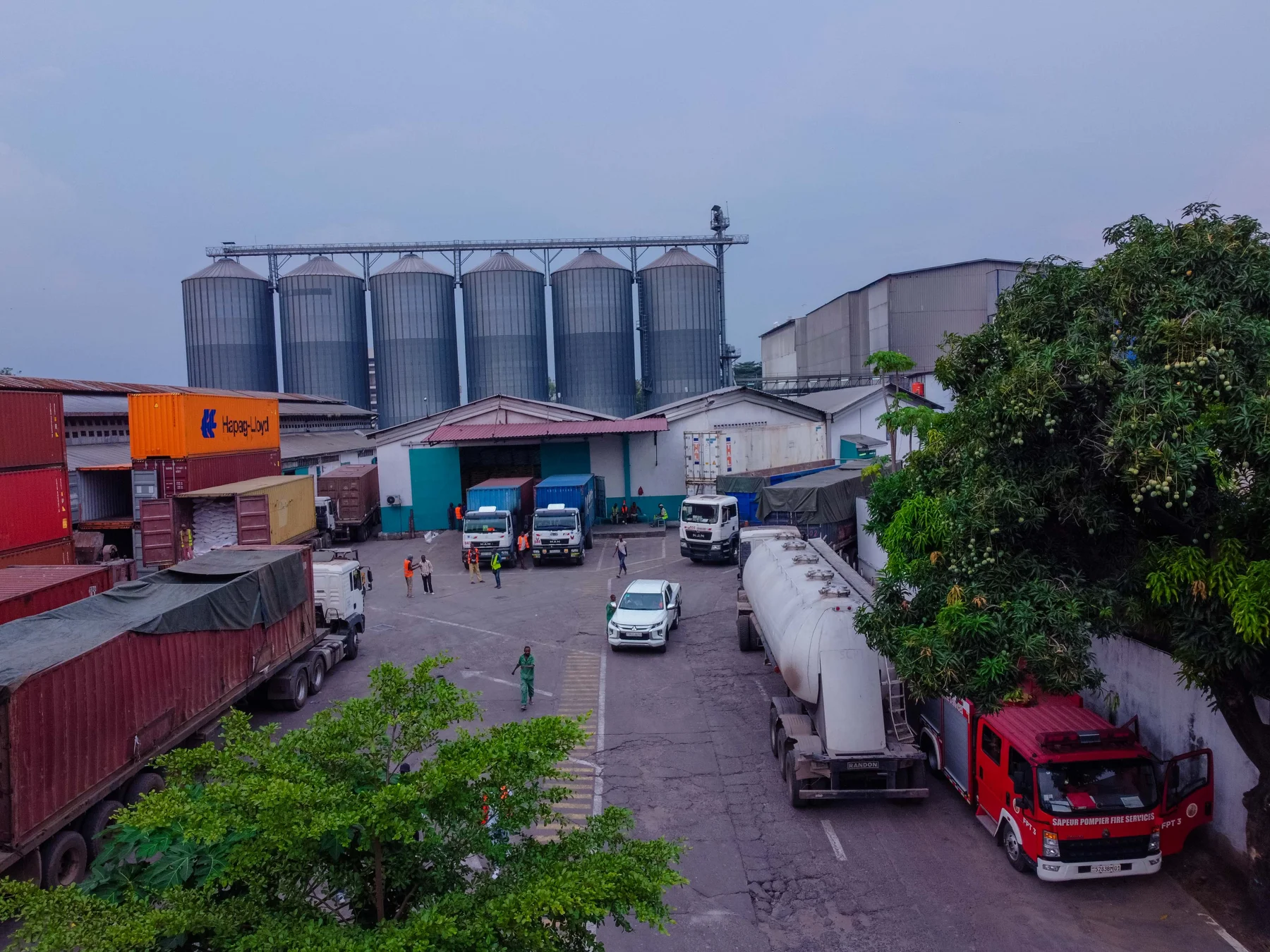 Vue du site industriel et des silos GMK à Kinshasa